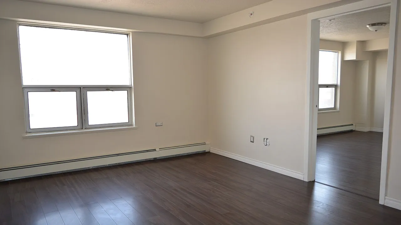 1 Bedroom - 570 King St W — Photo 3