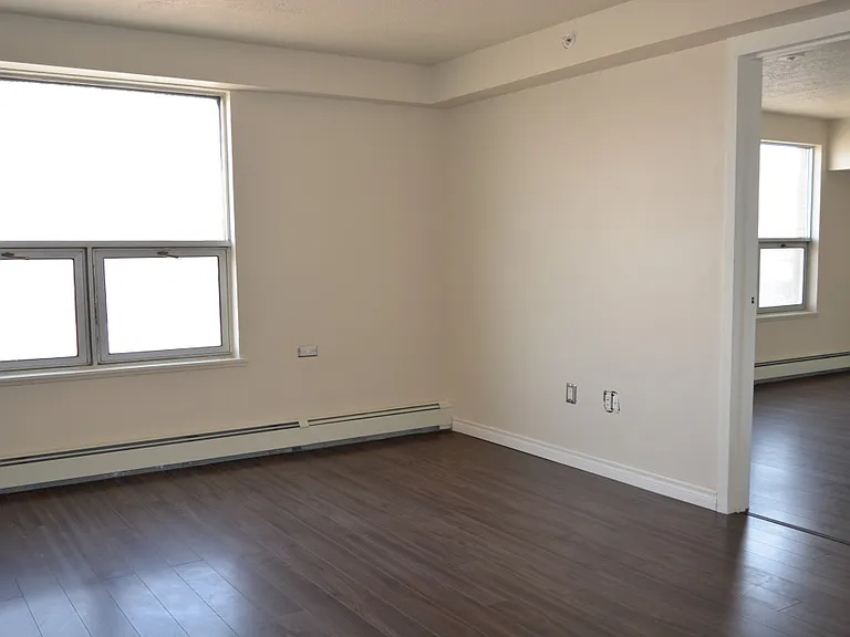 570 King St W — Photo 3