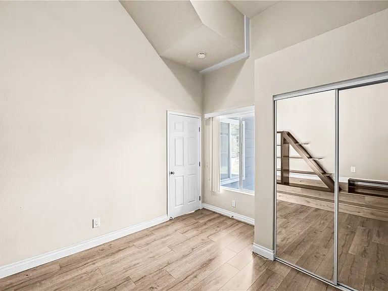 542 N Waverly St — Photo 35