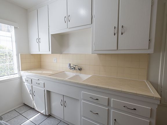 5th image of 758 S Plymouth Blvd #5