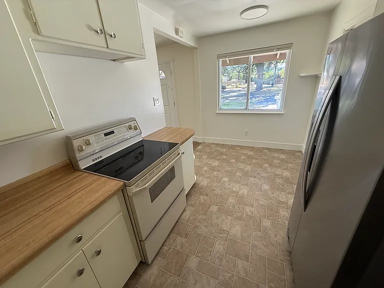 1636 Hughes Cir — Photo 10
