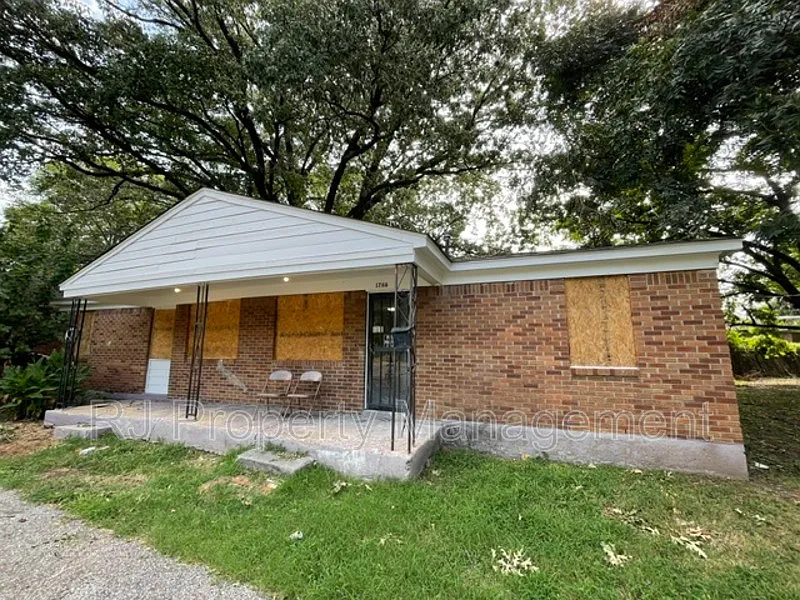 4 bed, 2.0 bath, 1400 sqft, $850 — Photo 2