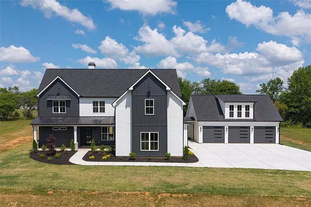 6 bed, 5.5 bath, 4500 sqft, $5,500 — Photo 1