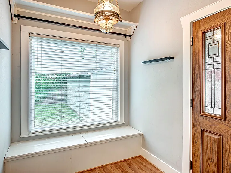 2219 Singleton St — Photo 8