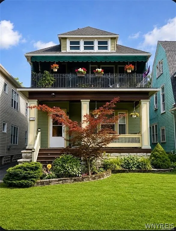 118 Saranac Ave — Photo 1