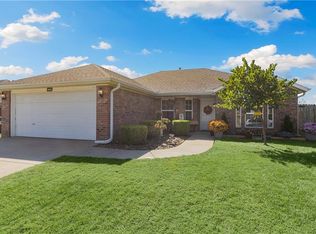 1051 Applewood Cir, Centerton, AR 72719