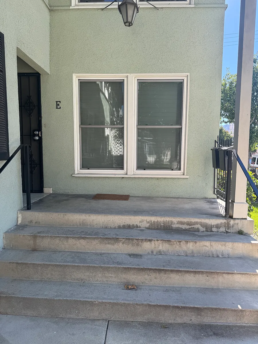Photo 1 of 17 - 1920 W Verdugo Ave #F - Burbank, CA Primary Photo - 1920 W Verdugo Ave #F