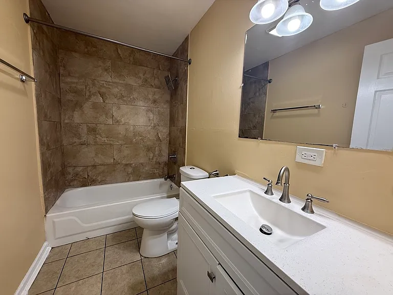 916 Williams St — Photo 5