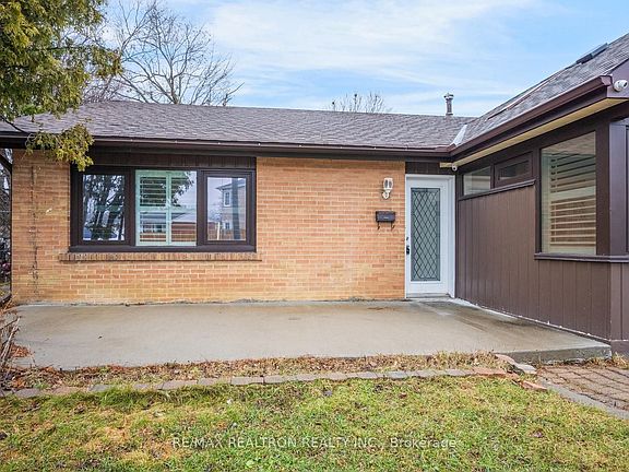 3rd image of 30 Lawrence Cres