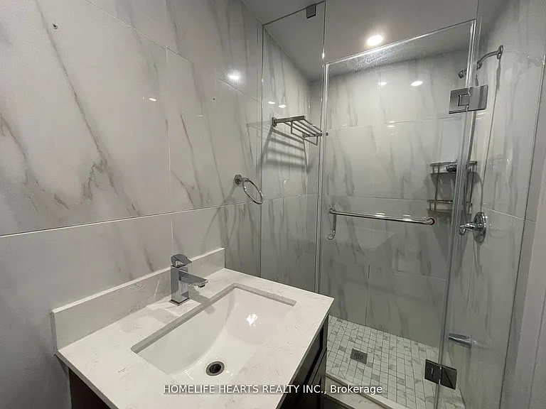 4674 Eastwood Cres — Photo 14