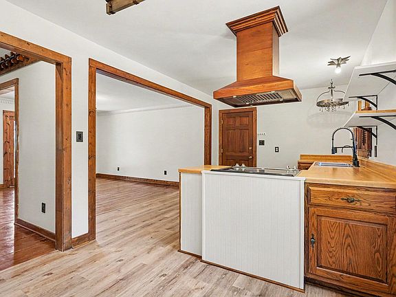 3rd image of 405 Lynchester Ct