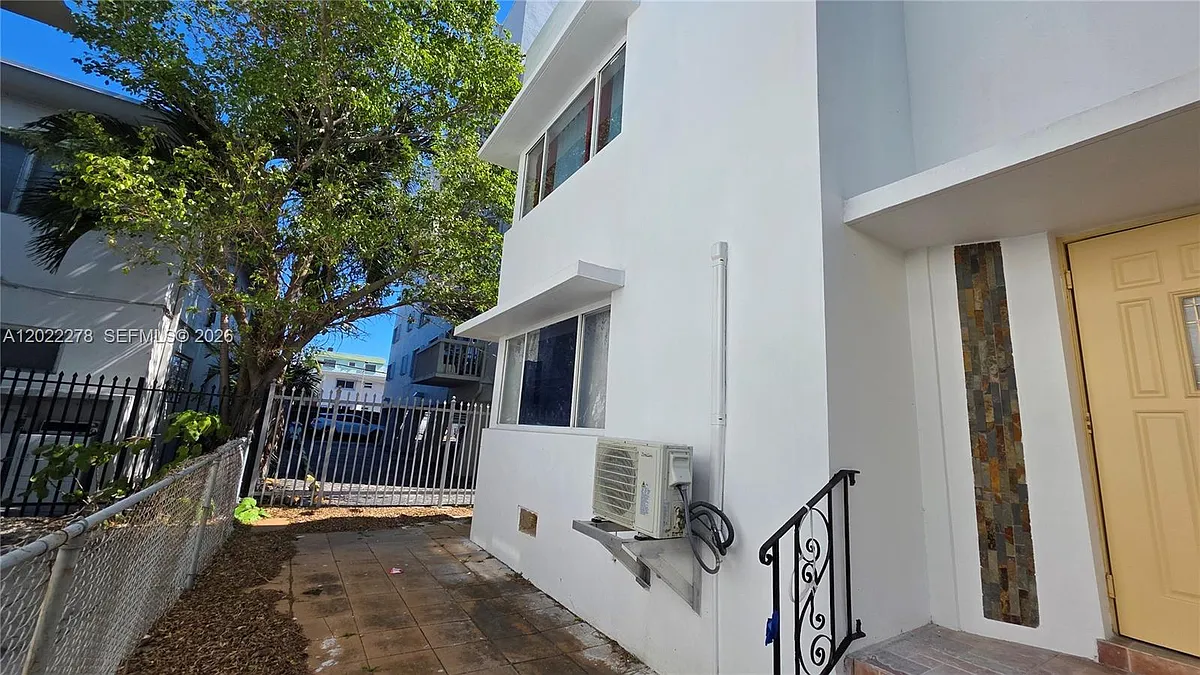 Building Photo - 7629 Dickens Ave #4