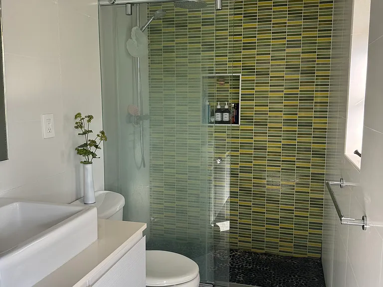 Master bedroom on-suite bathroom