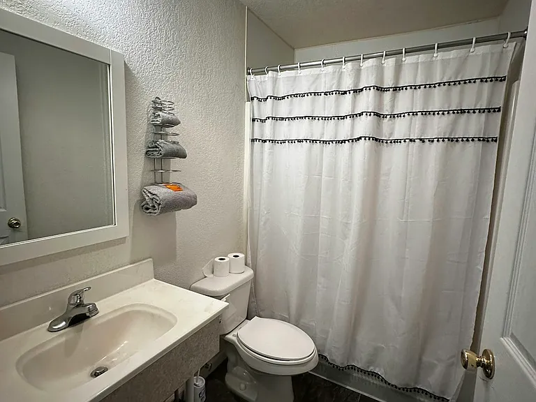 601 E North St #B — Photo 4