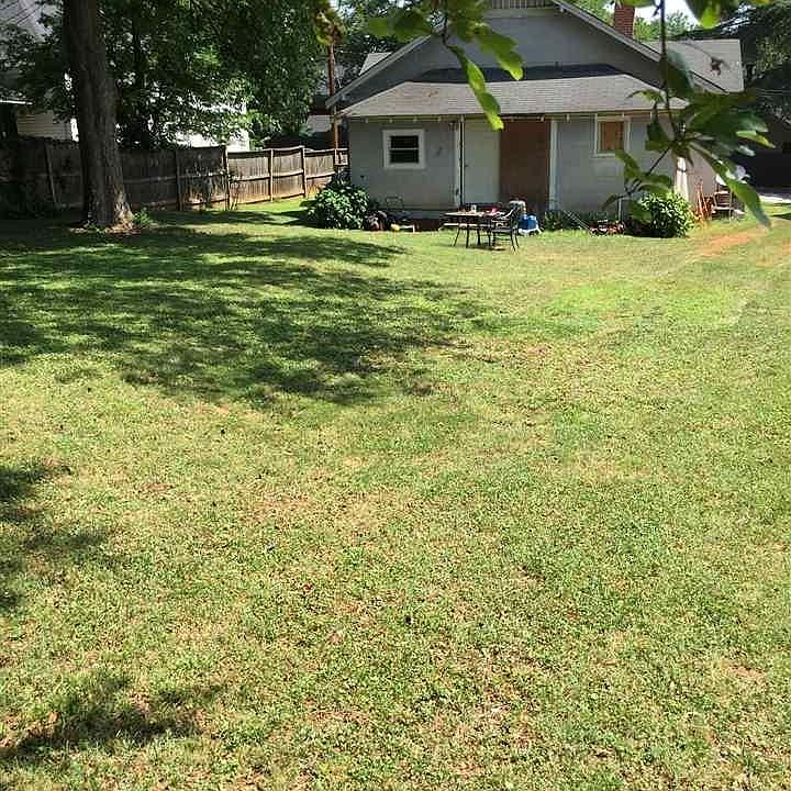 2nd image of 204 Lois St