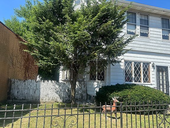 5th image of 136 Main St