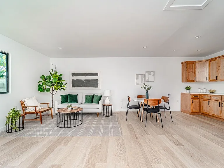 3015 1/2 Hillcrest Dr — Photo 2