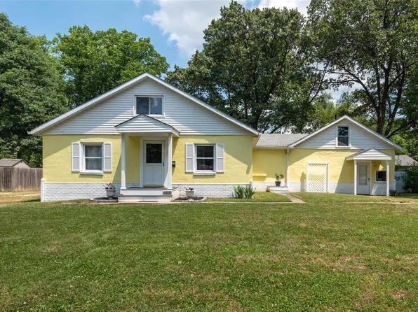 833 Longfellow Ave, Wood River, IL 62095