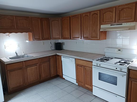 5th image of 95 Nahatan St Suite B