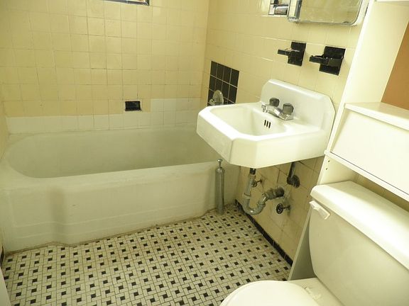 5th image of 415 W 43rd St #2B
