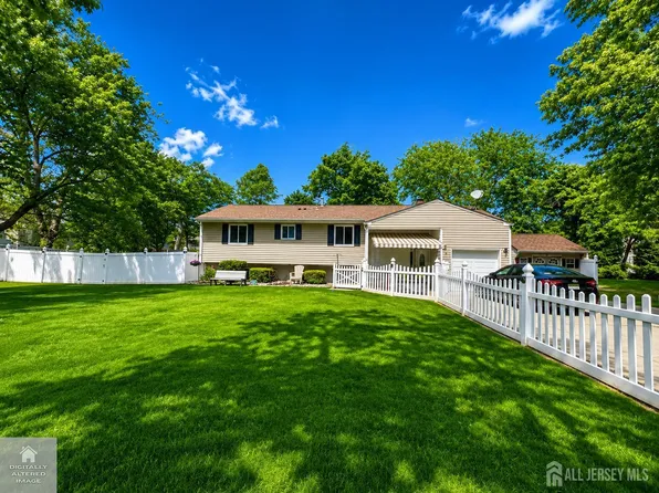 4 Meade Ct, Piscataway, NJ 08854