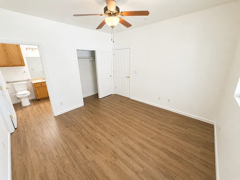 Hartford Square Apartments — Photo 26