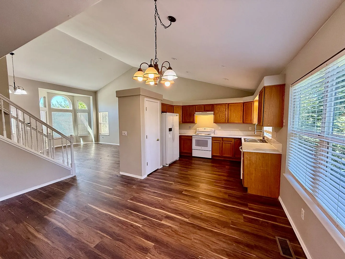 Large Springs Ranch 5 bedroom Close to Powers BLVD — Photo 2