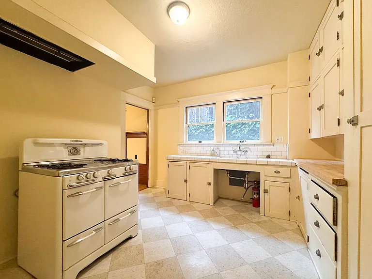 1123 Marion Ave — Photo 15