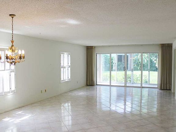 3rd image of 133 W Park Shores Cir