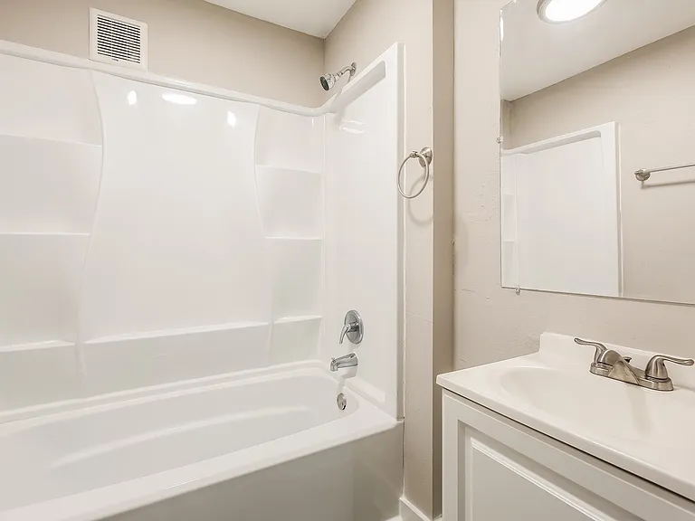 1228463_025_main_bathroom_13185122.jpg