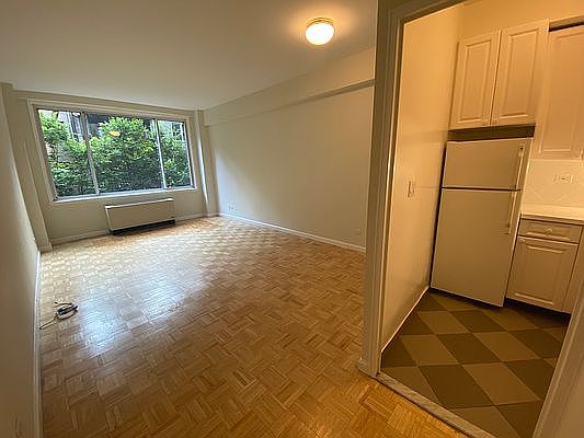 4th image of 340 E 51st St APT 1B