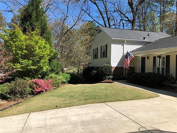 2nd image of 131 Pheasant Dr SE