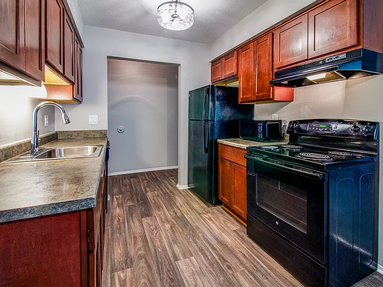 Hillcrest Club Apartments — Photo 59