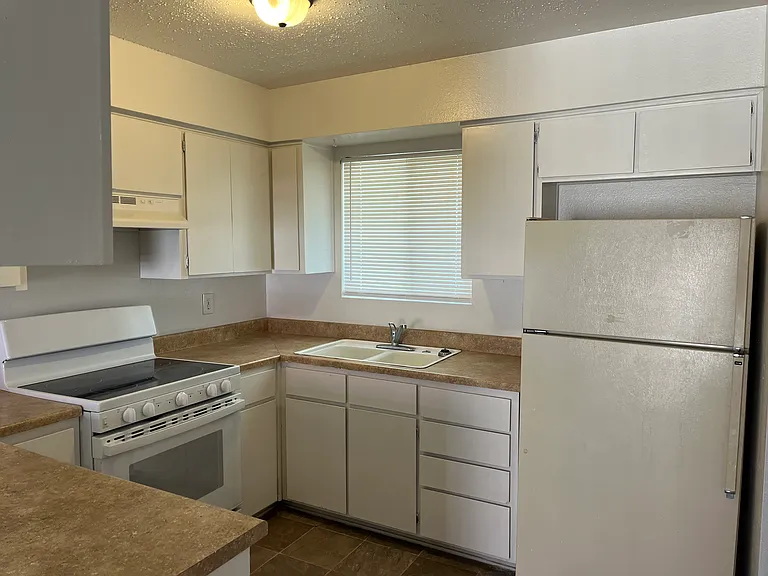 Updated 2 Bed Apt. W/ Large Yard in the NE Heights — Photo 2