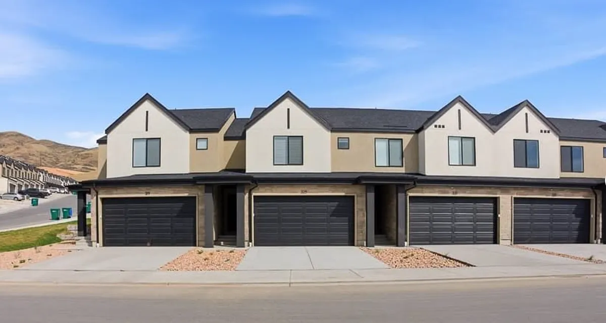 Building Photo - 325 E Glencoe Dr