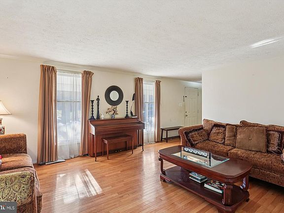 4th image of 3024 Memory Ln