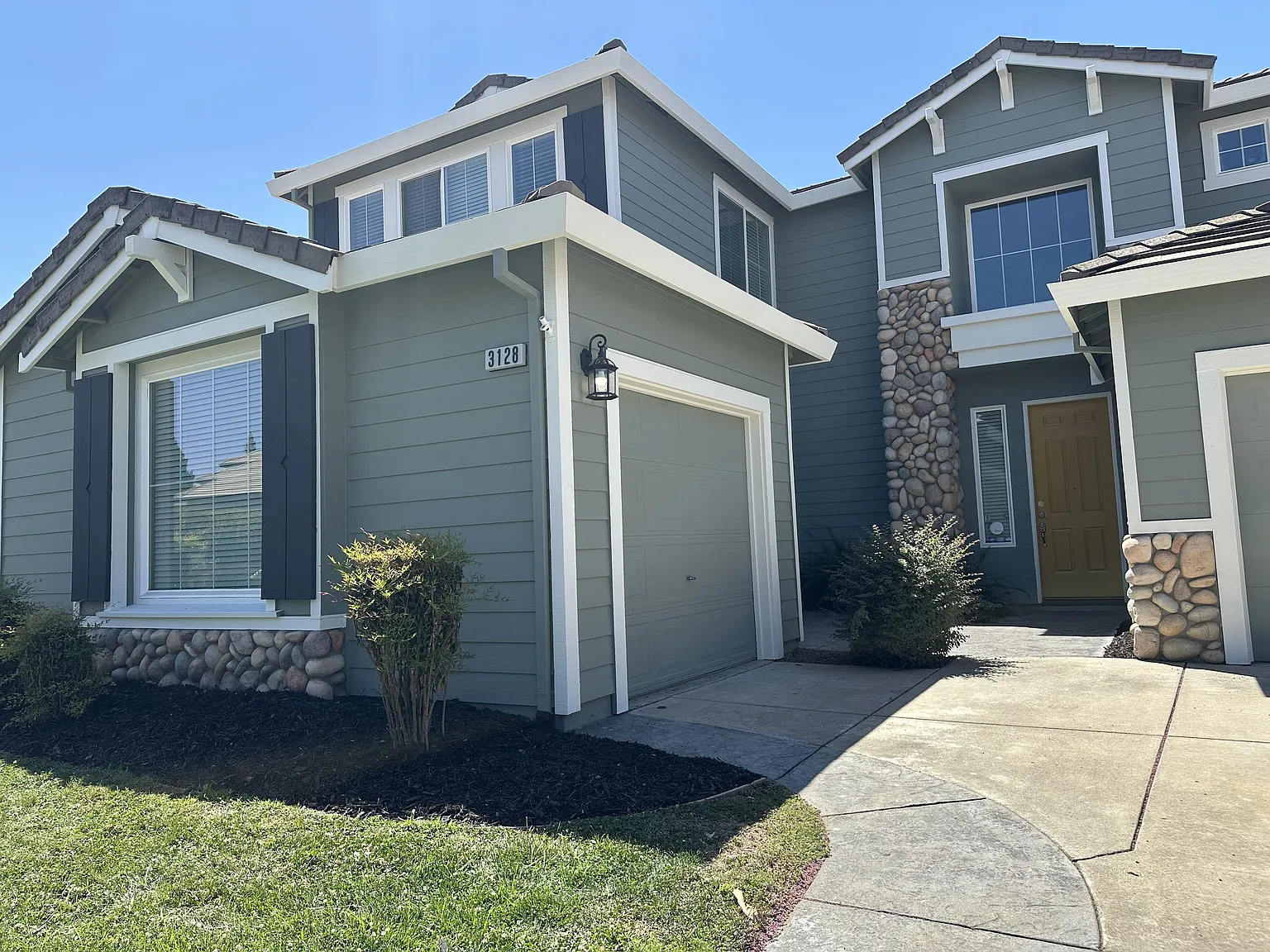 6 bed, 3384 sqft, $4,400 — Photo 3