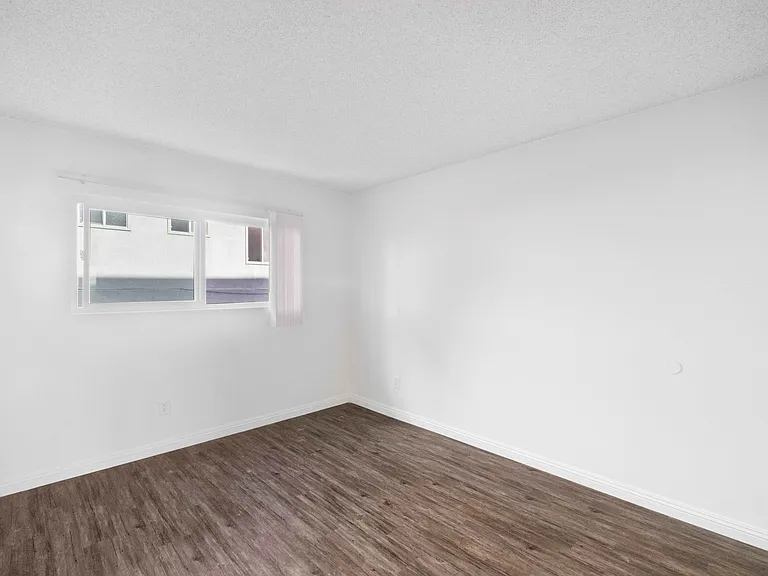 1847 Winona Blvd — Photo 19