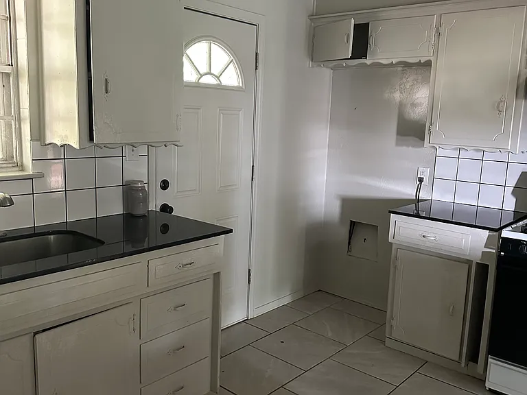 406 E Hill Dr — Photo 5