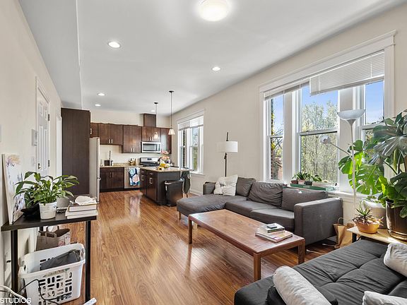 2nd image of 2048 W Evergreen Ave #2