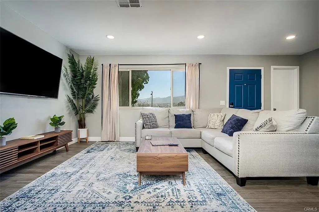 2 bed, 888 sqft, $1,950 — Photo 1