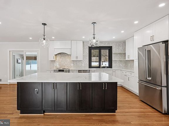 3rd image of 513 Beaumont Rd