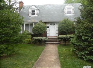 1076 Robin Rd, Franklin Square, NY 11010