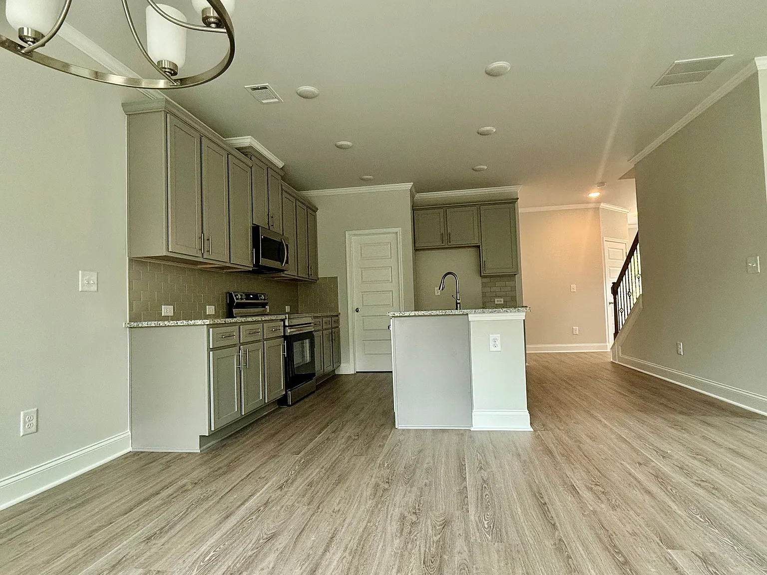 3 bed, 2.5 bath, 1922 sqft, $1,990 — Photo 3
