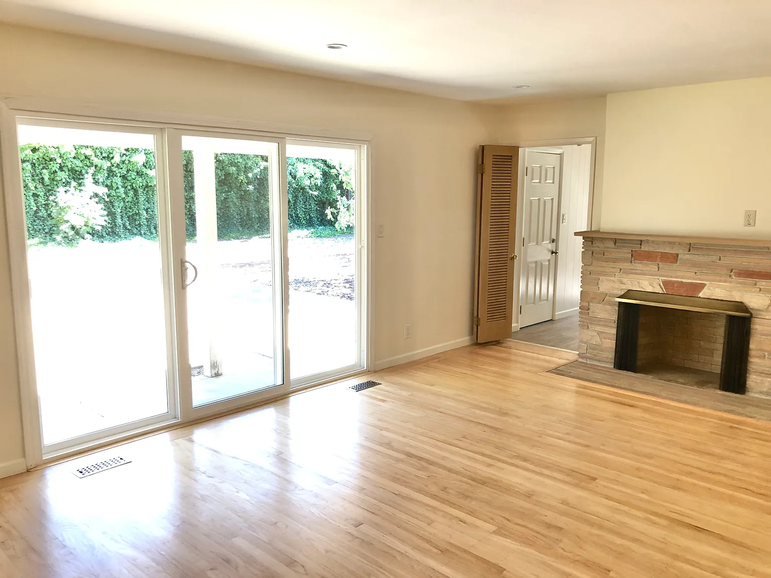 7466 Heatherwood Dr — Photo 4