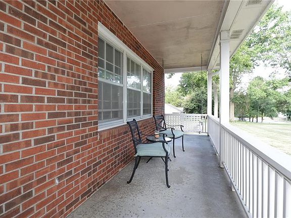 4th image of 2001 W Liberty Dr