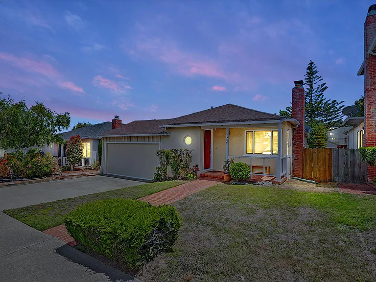 556 Anita Ln — Photo 8