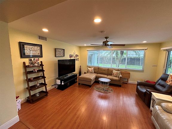 5th image of 923 SW 51st Avenue