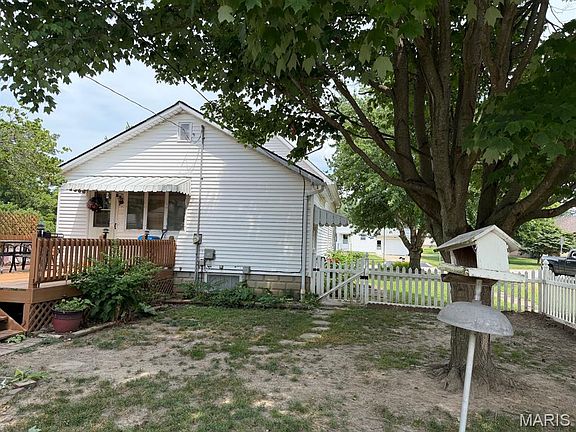 5th image of 526 Sanford Ave
