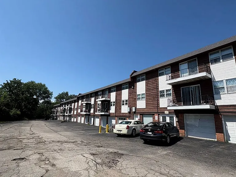 Peoria Place Apartments — Photo 1